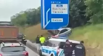 Kocaeli'de Trafik Kazası: Sürücü Sıkıştı, Hastaneye Kaldırıldı
