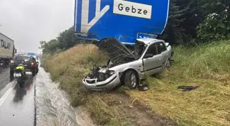 Yağmur Nedeniyle Takla Atan Otomobilin Sürücüsü Yaralandı