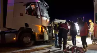Sivas'ta Tır ve Pikap Kafa Kafaya Çarpıştı: 1 Ölü