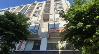 Avcılar'da binadan kopan beton parçaları bir kadının kafasına düştü