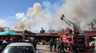 Erzincan'da Lokantada Çıkan Yangın Yakınındaki İş Yerlerine Sıçradı