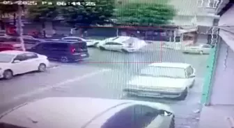 Esenyurt'ta Park Halindeki Araçlara Çarpan Sürücü Direksiyon Hakimiyetini Kaybetti