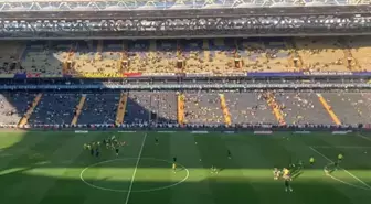 Fenerbahçe tribünleri maç başlar başlamaz futbolcuları ıslıkladı