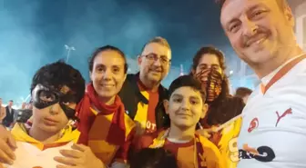 Galatasaraylı Taraftarlar Osimhen Maskeleriyle Şampiyonluğu Kutladı