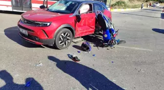 Foça'da Otomobil ve Motosiklet Çarpıştı: 1 Kişi Ağır Yaralandı