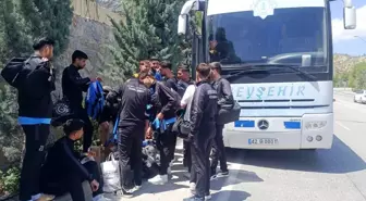 Kafileyi taşıyan otobüsün lastiği patladı, futbolcular taksiyle maça yetiştirildi