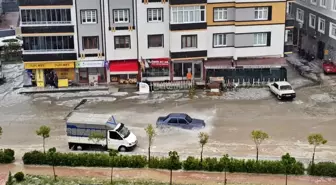 Sinop'un Boyabat İlçesinde Şiddetli Dolu ve Sağanak Yağış Hayatı Olumsuz Etkiledi
