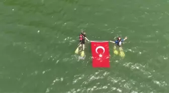 Ovacık'ta Dalgıçlar 19 Mayıs'ı Su Altında Kutladı