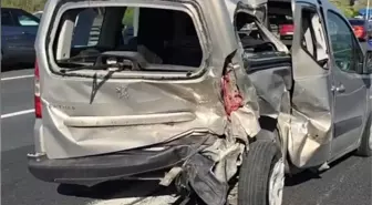 Kocaeli'de Otomobil ile Ticari Araç Çarpıştı: 2 Yaralı