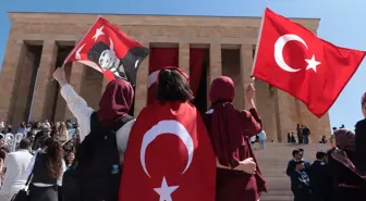 Anıtkabir'e binlerce ziyaretçi
