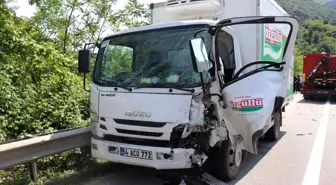 Sakarya'da Kamyonet ve SUV Çarpıştı: İki Kişi Yaralandı