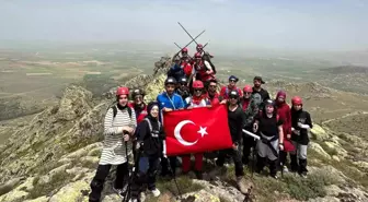 Kırşehir'de Dağcılar 19 Mayıs'ı Davullu Zirvesi'nde Kutladı