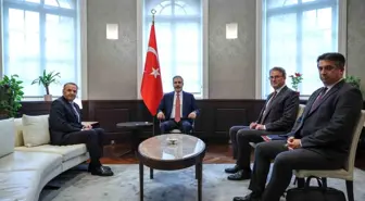 Bakan Hakan Fidan Sırbistan'da Sosyal Demokrat Parti Genel Başkanı ile Görüştü