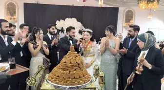 Diyarbakır'da Çift, Düğün Pastası Yerine 21 Katlı Burma Kadayıfı Tercih Etti