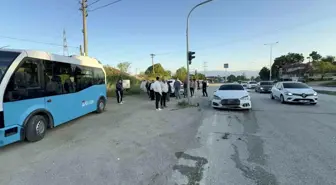 Düzce'de Otomobil Halk Otobüsüne Çarptı: 6 Yaralı