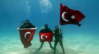 Dalgıçlar 19 Mayıs'ı Deniz Dibinde Kutladı