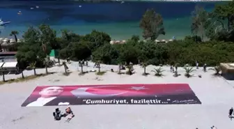 Ölüdeniz'de 19 Mayıs Coşkusu: Dev Bayrak ve Yamaç Paraşütü Etkinlikleri