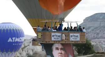 Kapadokya'da Sıcak Hava Balonları Türk Bayrakları ve Atatürk Posterleri ile Havalandı