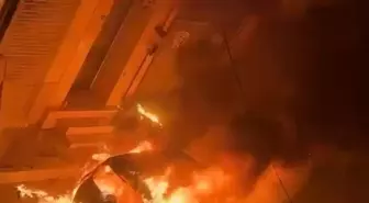 İzmir'de Park Halindeki Otomobil Yangında Kullanılamaz Hale Geldi