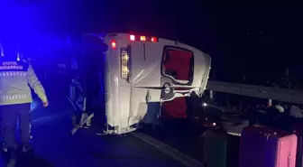 Soma'da Servis Minibüsü Devrildi: 1 Ölü, 13 Yaralı
