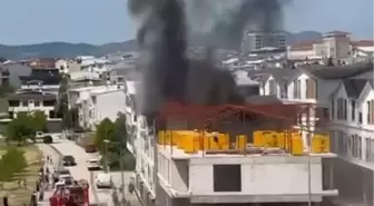 Bursa'da 4 Katlı Binanın En Üst Katında Yangın