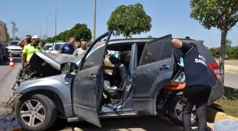 Antalya'da Otomobil ve İş Makinesi Çarpıştı: 2 Yaralı