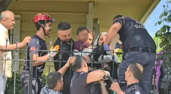 İnegöl'de Bahçe Duvarından Atlarken Demir Saplanan Çocuk Hastaneye Kaldırıldı