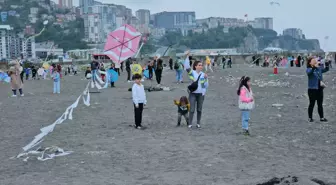 Zonguldak'ta Renkli Uçurtma Festivali Yağmura Rağmen Devam Etti