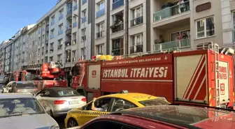 Eyüpsultan'da Çatı Yangını, İki Binayı Tehdit Etti
