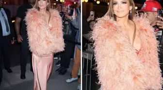 Jennifer Lopez, sütyensiz katıldığı konserde frikik verdi