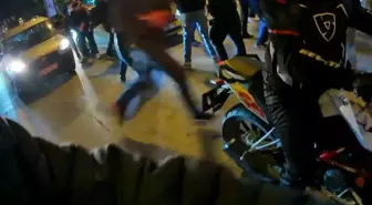 Kadıköy'de Galatasaray atkılı araca saldırı anları kask kamerasında kaydedildi