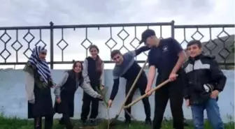 Öğrenciler Tabiat Sevgisi için Fidan Dikiyor