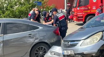 Sakarya'da İki Otomobil Çarpıştı: 4 Kişi Yaralandı