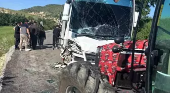 Tunceli'de Öğrenci Servisi ile Traktör Çarpıştı: 8 Yaralı