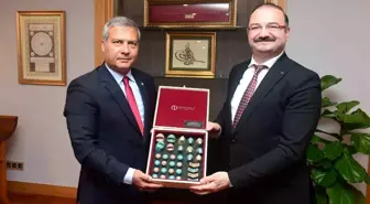 Atatürk Üniversitesi Rektörü'nden Yeni Rektöre Hayırlı Olsun Ziyareti