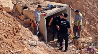 Drenaj tünelini çocuklar mesken tuttu! İçinden yatak çıktı