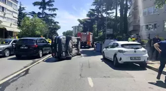 İstanbul Beşiktaş'ta Kaza: Otomobil Park Halindeki Araca Çarparak Yan Yattı