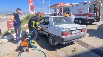 Amasya'da Bordür Taşına Çarpan Otomobilin Sürücüsü Yaralandı