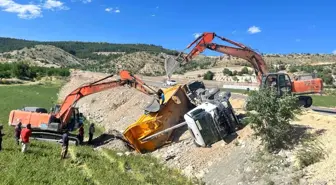 Adıyaman'da Hafriyat Kamyonu Devrildi: 1 Yaralı