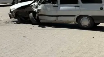 Minibüs ile otomobil çarpıştı