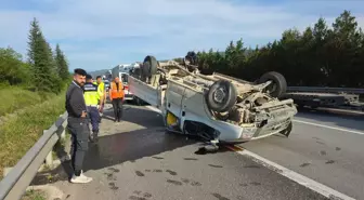 Düzce'de Lastiği Patlayan Kamyonet Takla Attı: 3 Yaralı