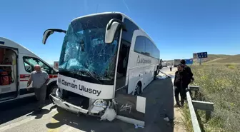 Kırıkkale'de Otobüs PTS Direğine Çarptı: 2 Yaralı
