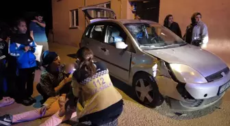 Edirne'de Otomobil Elektrik Direğine Çarptı: İki Yaralı