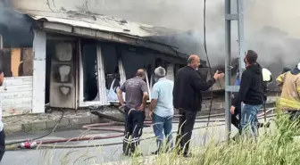 Arnavutköy'de Kömürlükte Yangın Çıktı