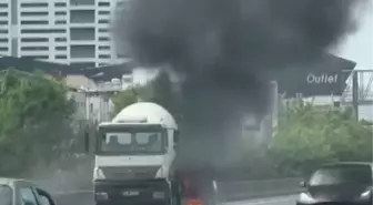 Bağcılar'da Otomobil Yangını, Trafik Durma Noktasına Geldi