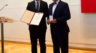 Prof. Dr. Alpay Hekimler'e Linz İnsanlığa Hizmet Madalyası