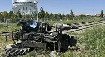 Uşak'ta Kontrolsüz Hemzemin Geçitte Tren Traktöre Çarptı: Sürücü Yaralandı