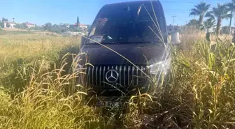 Antalya'da Tur Aracı Tarlaya Girdi: 2 Yaralı