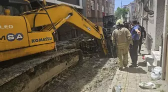 Bayrampaşa'da yol çöktü; 1 kişi mahsur kaldı-2 / Görüntü eklendi
