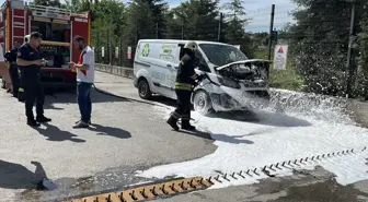 Gebze'de Atık Yağ Yüklü Minibüste Yangın Çıktı